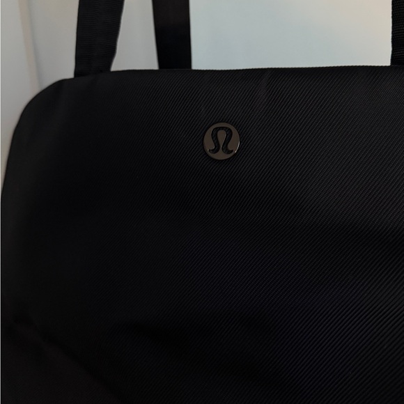 Lululemon City Essentials Bag - Picture 9 of 9